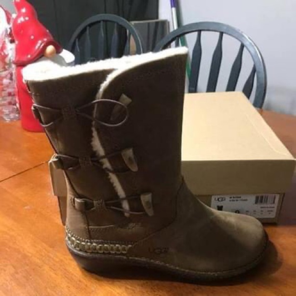 Ugg Kona boots Toast color size 9, new in box